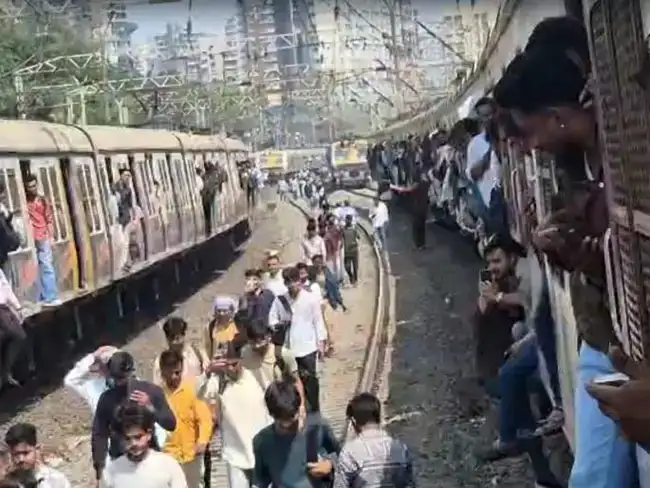 मुंबई लोकल ट्रेन सेवा तकनीकी खराबी से ठप, पटरियों पर उतरे यात्री, 3 की मौत 2 मुंबई लोकल ट्रेन सेवा तकनीकी खराबी के कारण पटरियों पर उतरे यात्री