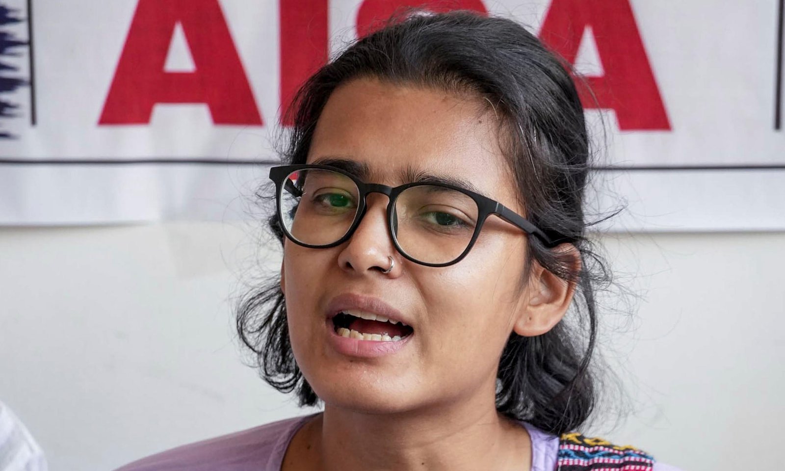 नेहा वोरा की गिरफ्तारी और हिरासत विवाद की तस्वीर