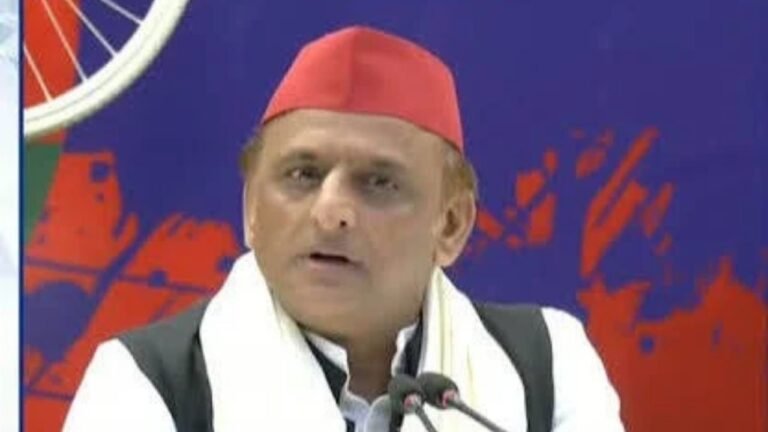 लखनऊ में अखिलेश यादव का अधिकारी राजनीतिक कार्यकर्ता न बनने की चेतावनी