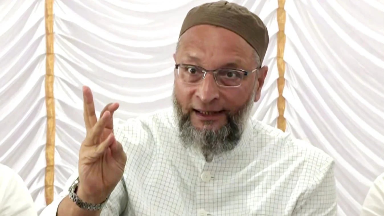 ओवैसी का पीएम पर निशाना, कहा- पश्चिमी देशों की 'गोरी चमड़ी' से डरते हैं मोदी 1 ओवैसी ने कहा मेरी दाढ़ी सफेद हो गई मैं अभी तक सेट नहीं हुआ
