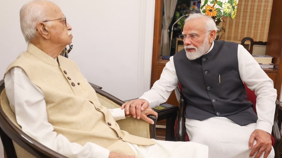 पीएम मोदी ने आडवाणी से लिया आशीर्वाद, उनके योगदान को बताया अहम 1 प्रधानमंत्री मोदी ने आडवाणी से आशीर्वाद लिया और उनके योगदान को अहम बताया