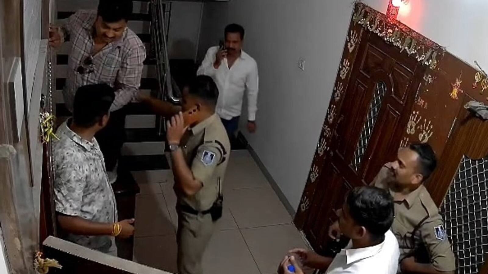 इंदौर में पुलिस वैन से भागे आरोपी राजकुमार ब्रिज के पास