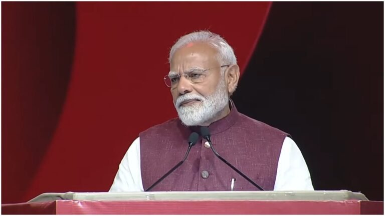 प्रधानमंत्री नरेंद्र मोदी बनासकांठा में आलू से सोना बना रहे किसानों के बीच
