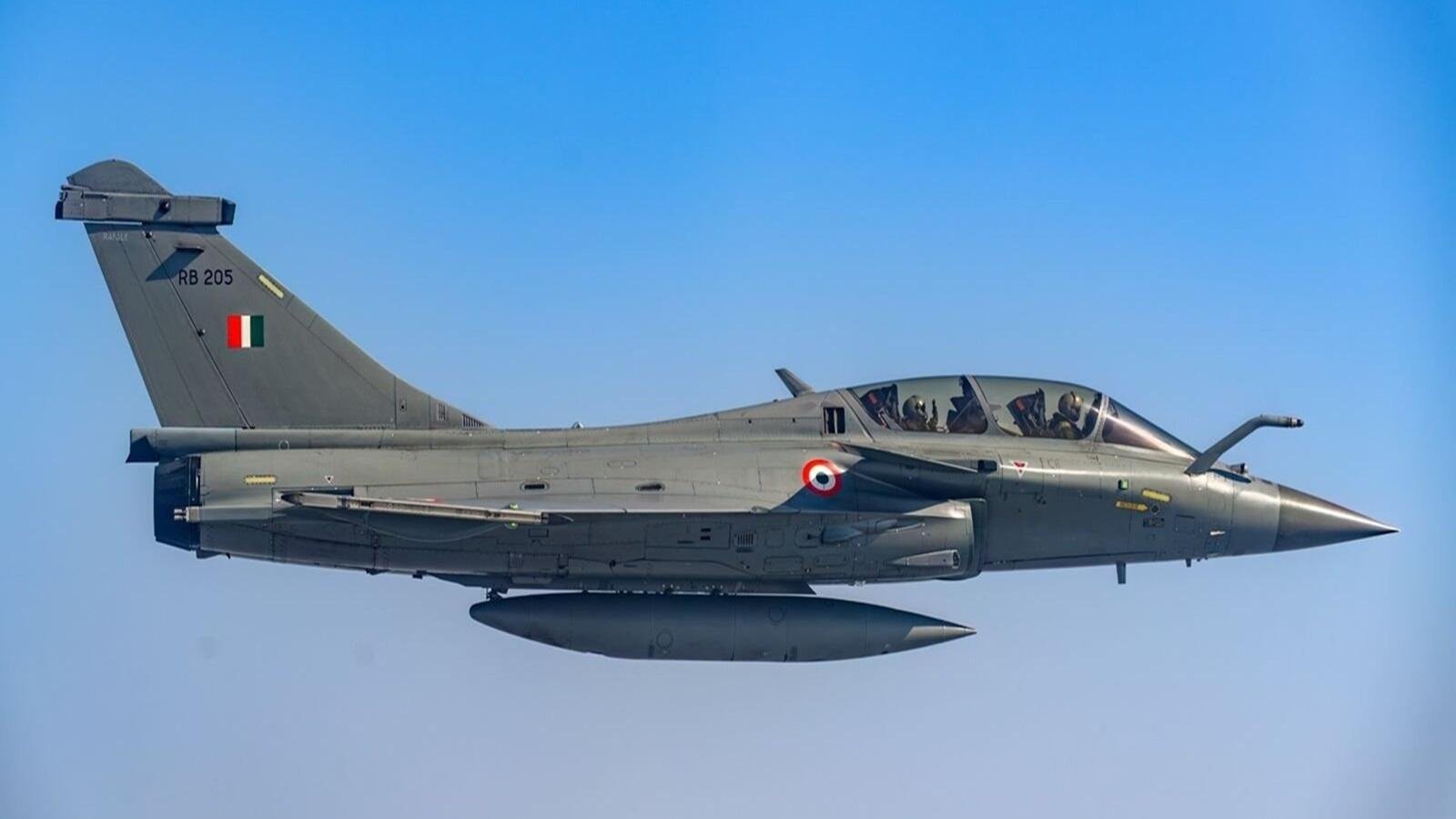 INS विक्रांत पर राफेल मरीन की पहली लैंडिंग सफल, नौसेना में शामिल करने के लिए ट्रायल जारी 2 INS विक्रांत पर राफेल मरीन की पहली लैंडिंग का दृश्य