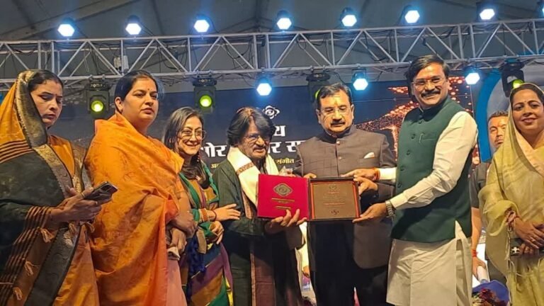 रघुवीर यादव को राष्ट्रीय किशोर कुमार सम्मान समारोह में सम्मानित करते हुए