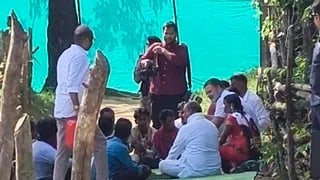 राहुल गांधी बालाघाट के जगला गांव में मृत आदिवासी बच्चों के परिवार से मुलाकात करते हुए