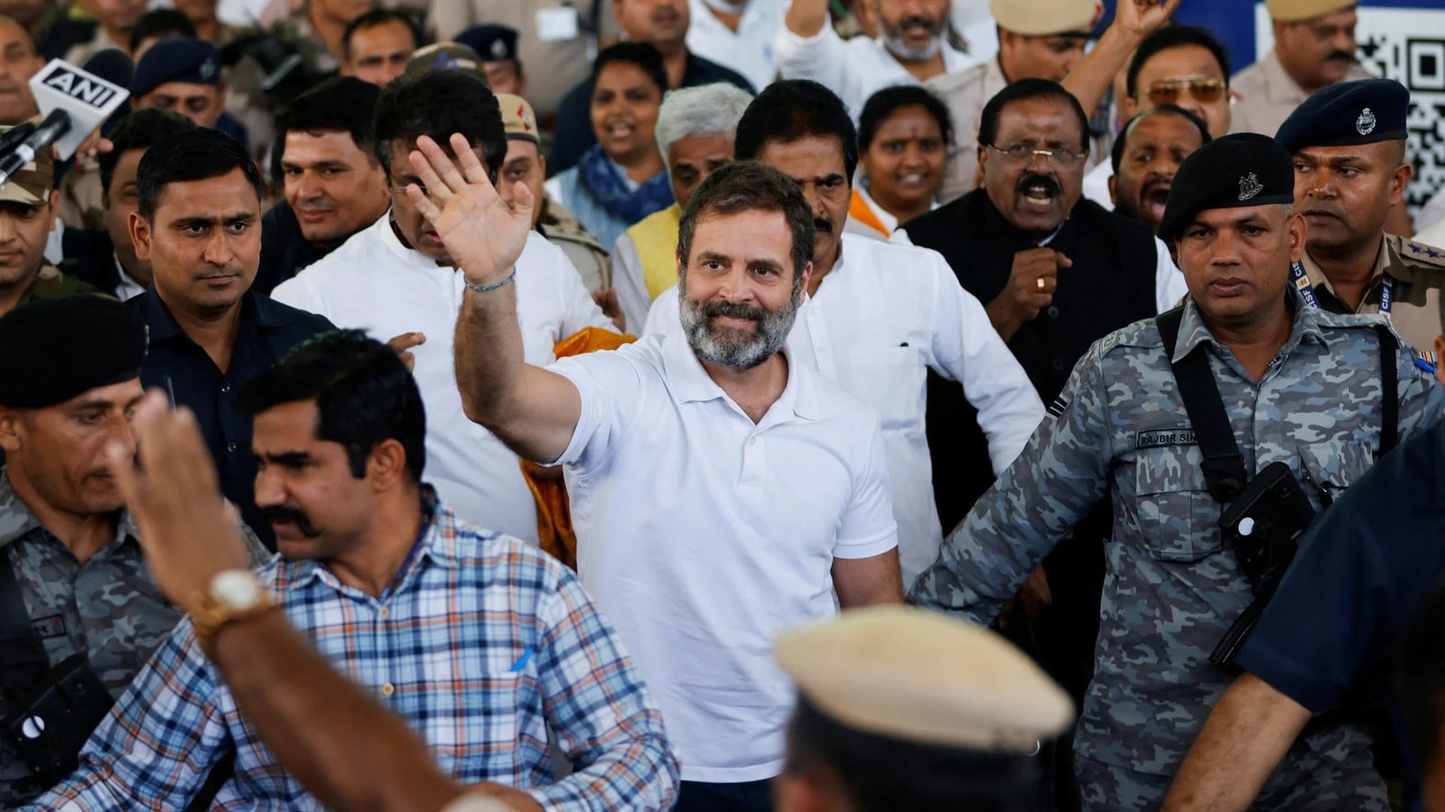 राहुल गांधी ने चुनाव आयोग पर जताया Gen-Z अंदाज में तंज, हाथ में तख्ती लेकर विरोध प्रदर्शन करते हुए