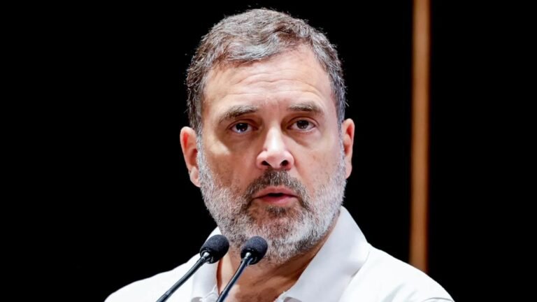राहुल गांधी बालाघाट में आदिवासी परिवारों से बातचीत करते हुए