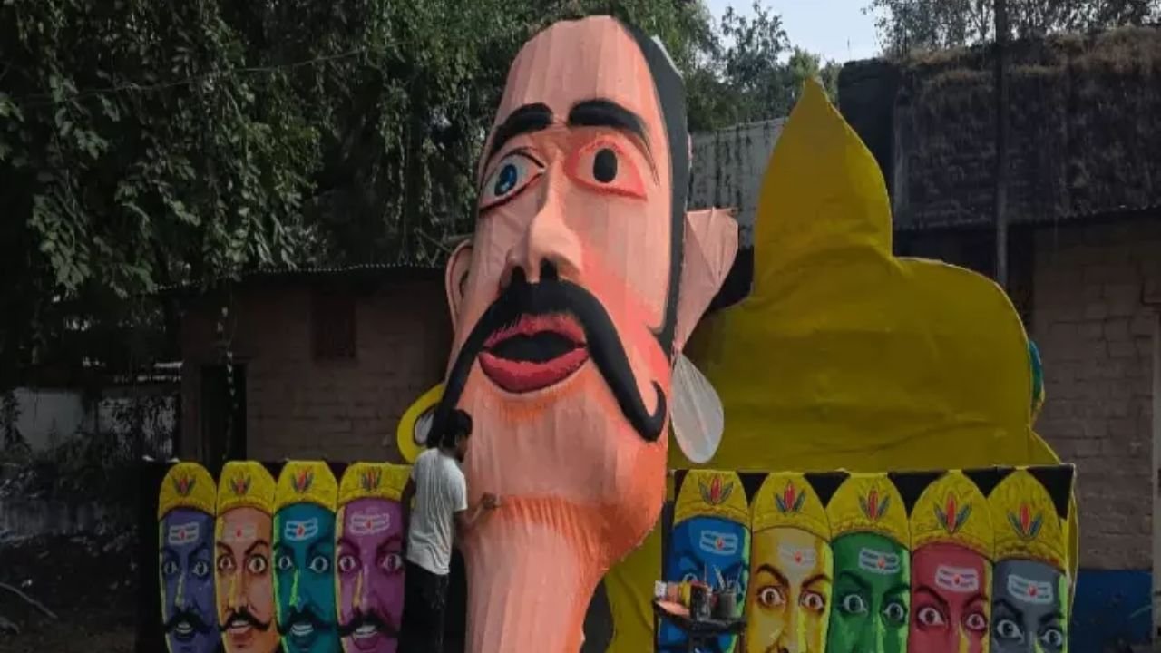 इंदौर दशहरा मैदान में 111 फीट रावण के दस मुख और 250 फीट लंका का निर्माण