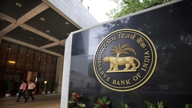 रुपये को मजबूती देने RBI का बड़ा कदम और डॉलर बिक्री में नई पाबंदियां