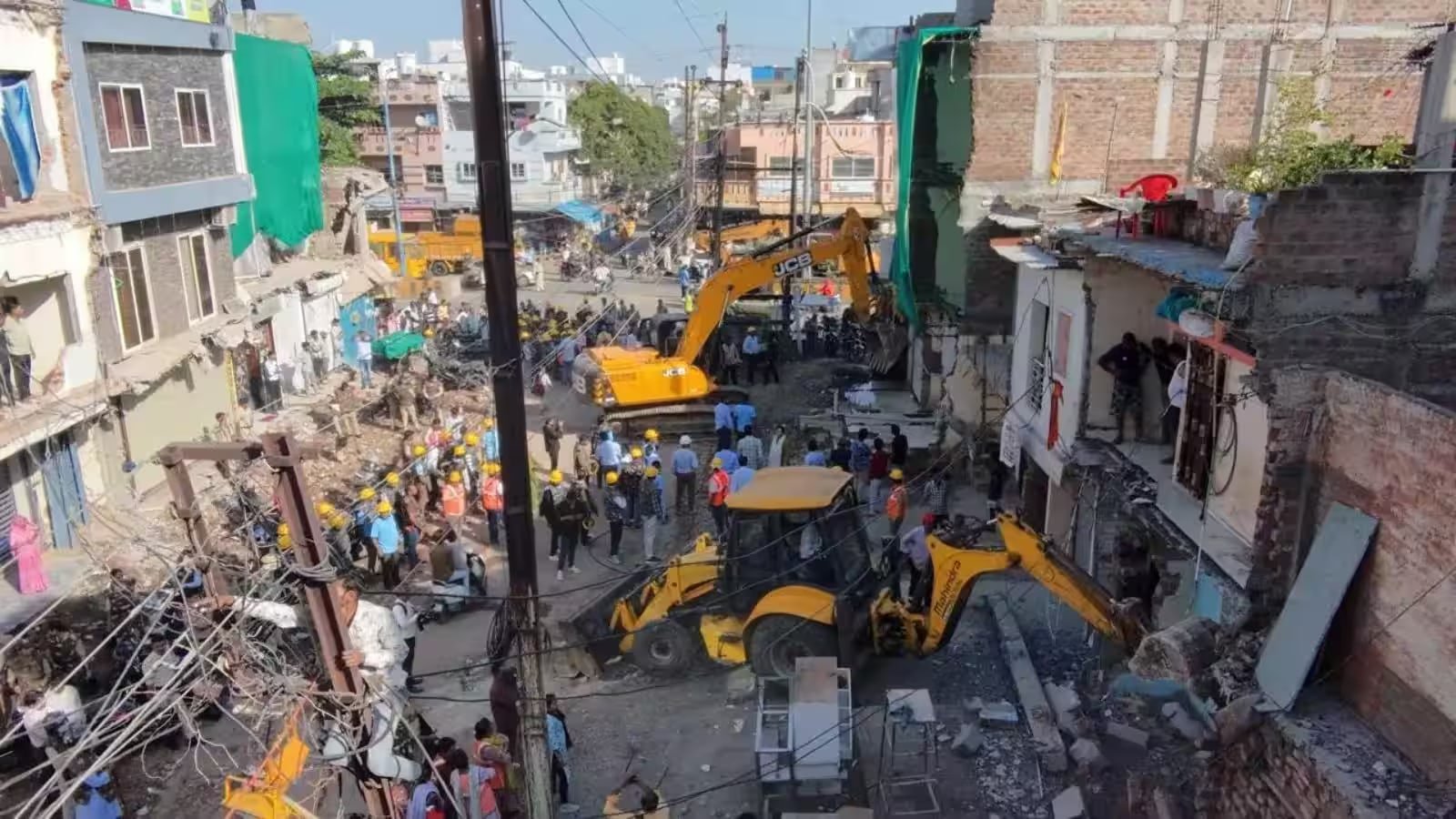 इंदौर छावनी में रोड चौड़ीकरण के लिए मथुरावाला बिल्डिंग के बाधक हिस्से हटाए गए
