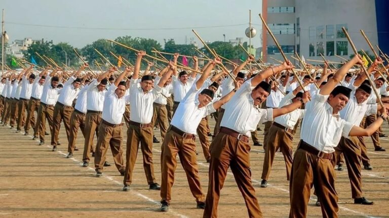 आरएसएस शताब्दी वर्ष समापन कार्यक्रम में स्वयंसेवक योग प्रदर्शन करते हुए