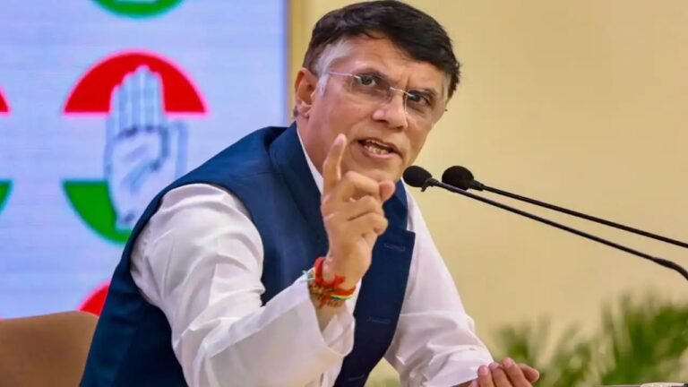 कांग्रेस सांसद पवन खेड़ा आरएसएस के तंत्र वाली रिजीम बदलेंगे बयान देते हुए