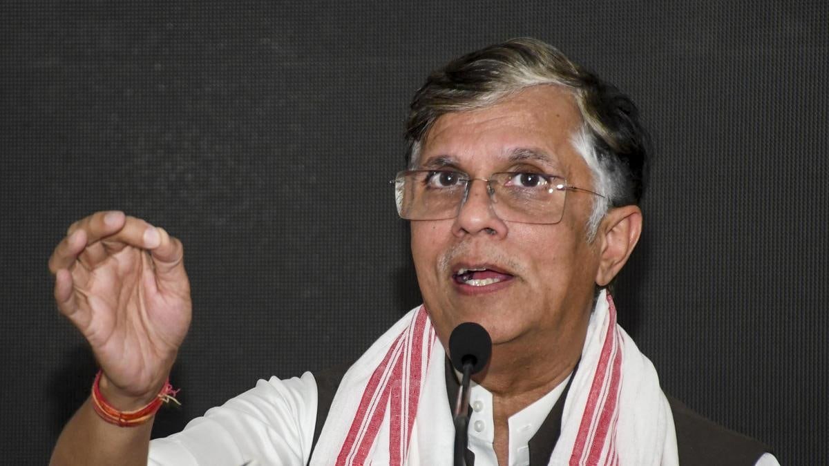 कांग्रेस सांसद पवन खेड़ा आरएसएस के तंत्र वाली रिजीम बदलेंगे बयान देते हुए