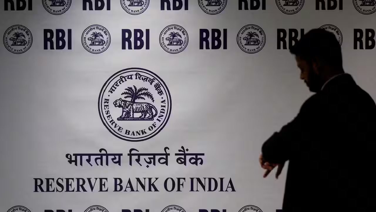 रुपया डॉलर के मुकाबले मजबूत होता हुआ