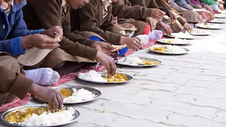 श्रमोदय आवासीय विद्यालय के बच्चों को उल्टी-पेट दर्द की शिकायत