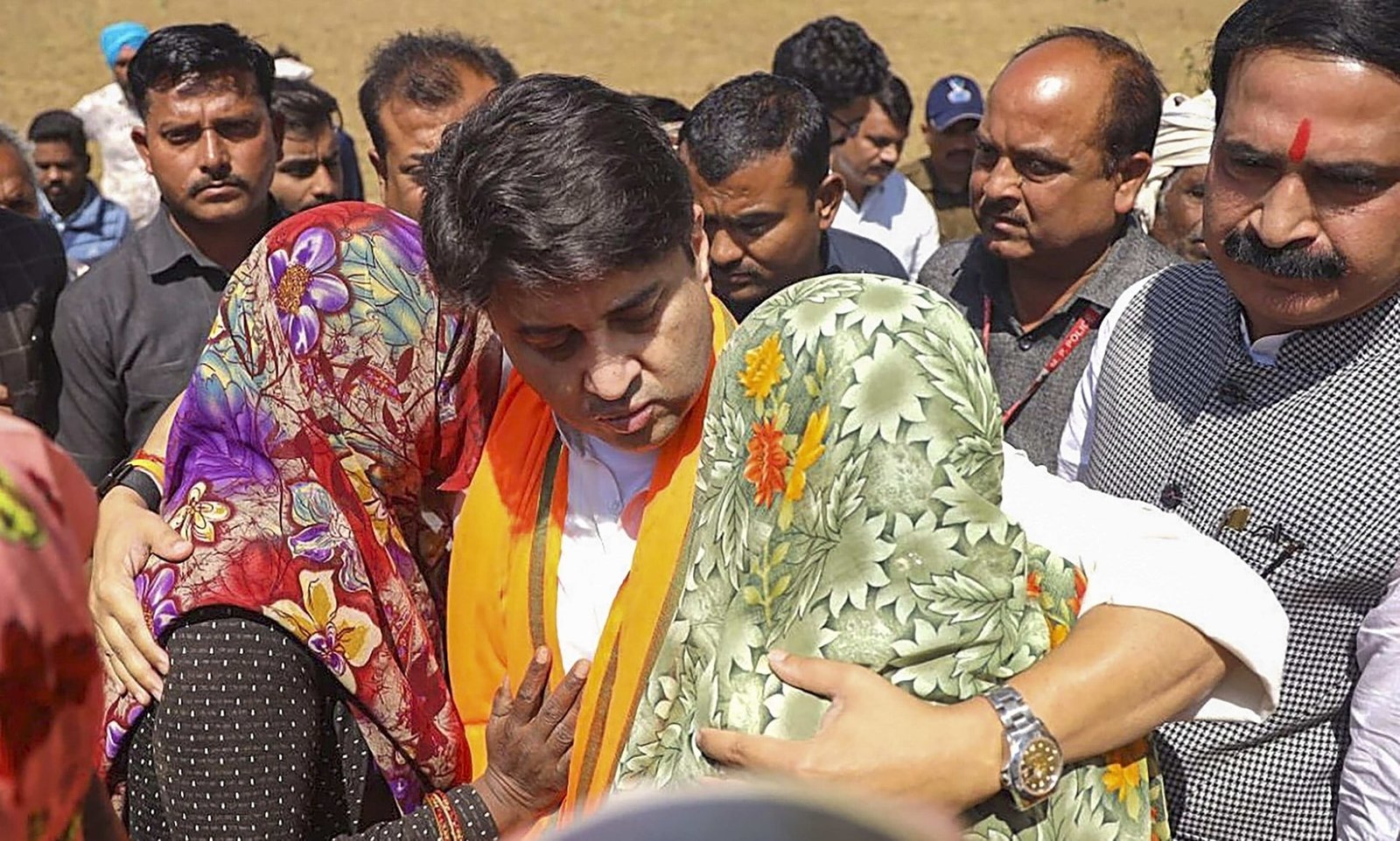 सिंधिया परिवार संपत्ति विवाद में प्रतिमा देवी को साक्ष्य पेश करते हुए दिखाया गया चित्र