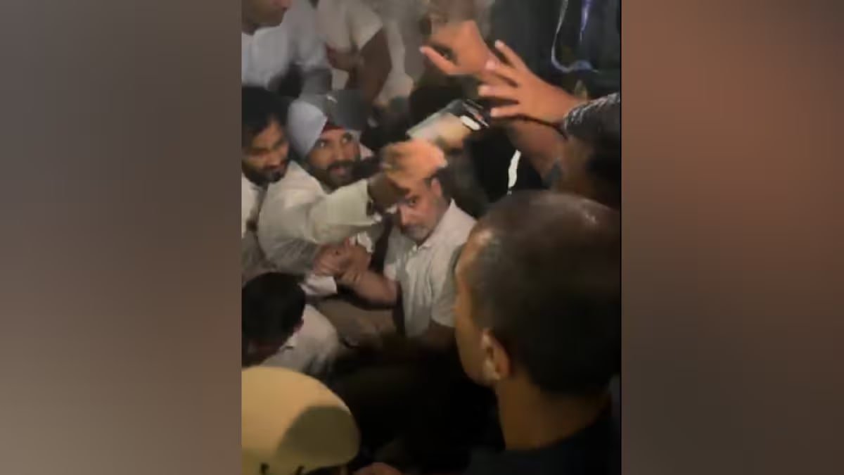 दिल्ली में SIR पर विरोध प्रदर्शन के दौरान राहुल गांधी और प्रियंका गांधी हिरासत में