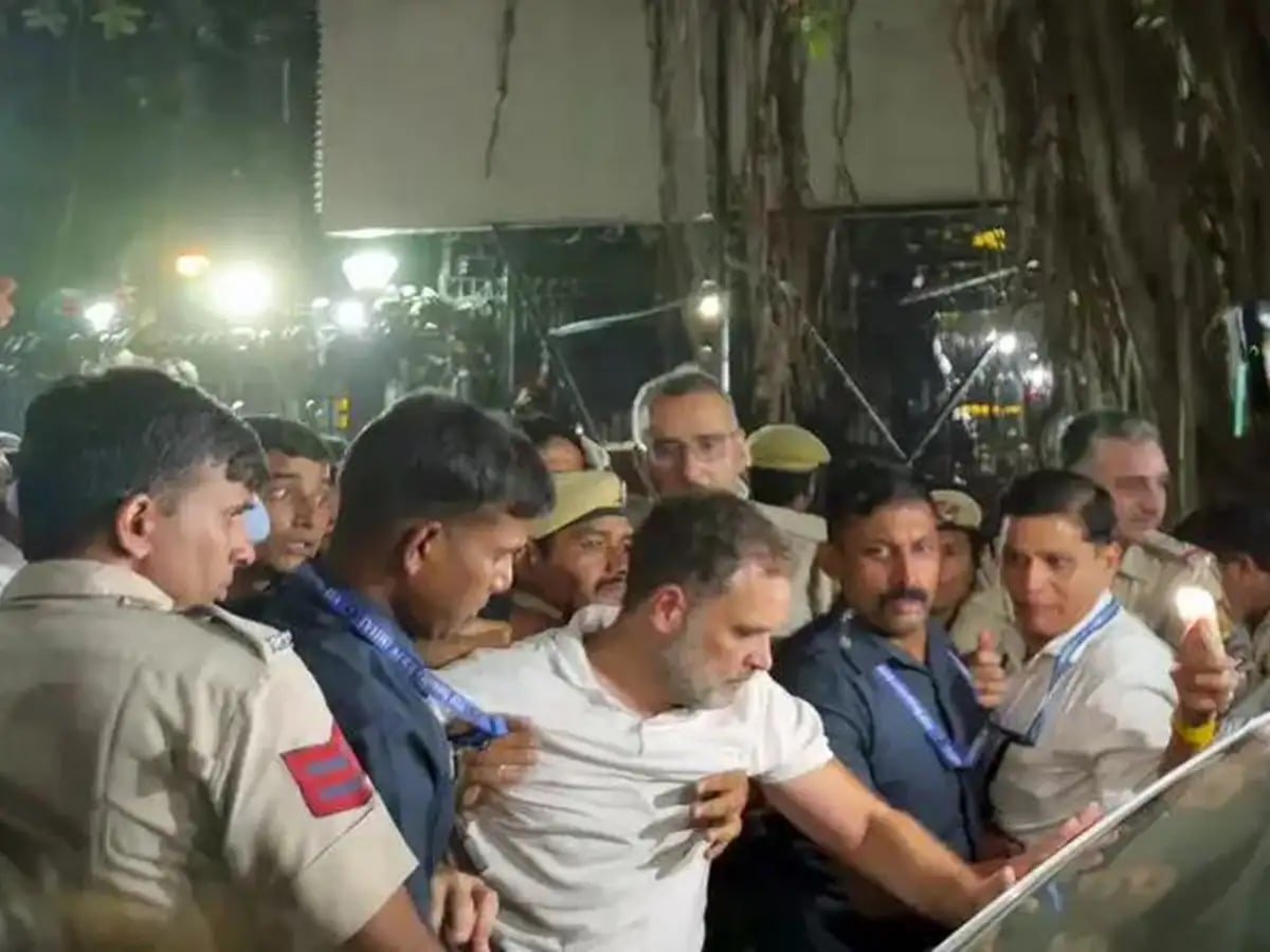 दिल्ली में SIR पर विरोध प्रदर्शन के दौरान राहुल गांधी और प्रियंका गांधी हिरासत में