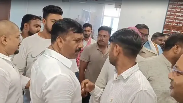 गोरखपुर में सपा कुर्सी की जंग के दौरान थप्पड़ मारने की घटना