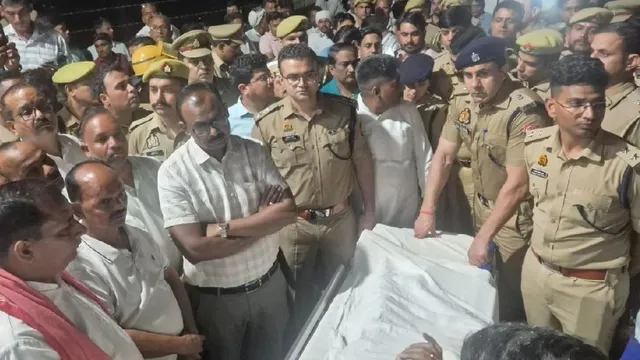 फिरोजाबाद में तेज रफ्तार कार ने 5 को रौंदा, 4 की मौत, दो लड़कियां शामिल 1 फिरोजाबाद तेज रफ्तार कार हादसा टेसू-झांझी विसर्जन पर
