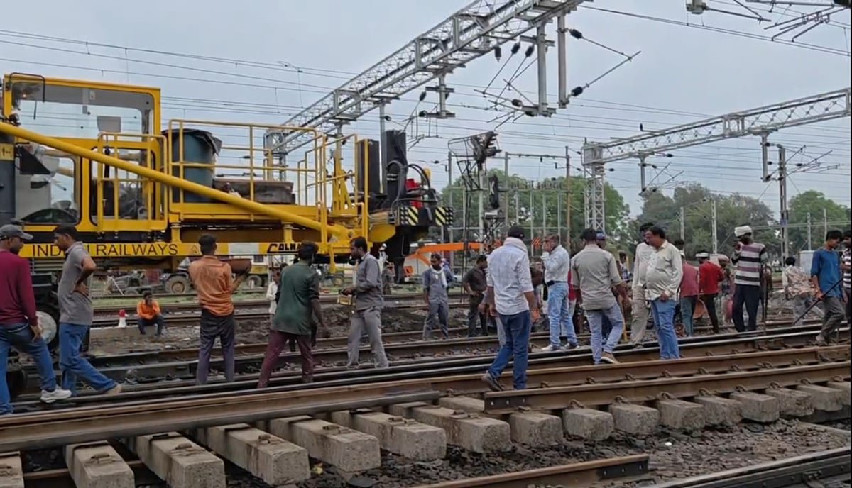 सागर: बीना-आगासौद के बीच तीसरी रेल लाइन के लिए 15 अक्टूबर तक 17 ट्रेनों का रूट बदलेगा 1 बीना-आगासौद तीसरी रेल लाइन निर्माण के लिए रेलवे ट्रेनों का रूट बदलाव