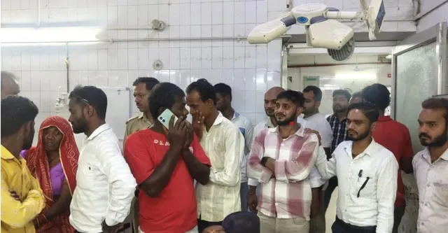 महोबा में ट्रैक्टर की टक्कर से मां-बेटे समेत तीन की मौत का दृश्य