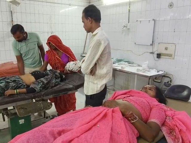 महोबा में ट्रैक्टर की टक्कर से मां-बेटे समेत तीन की मौत का दृश्य