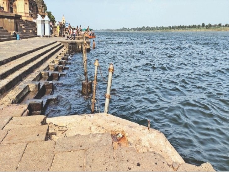 सिंहस्थ के मद्देनजर उज्जैन में यातायात तैयारी और हेलमेट पहनने वाले को तुलसी का पौधा