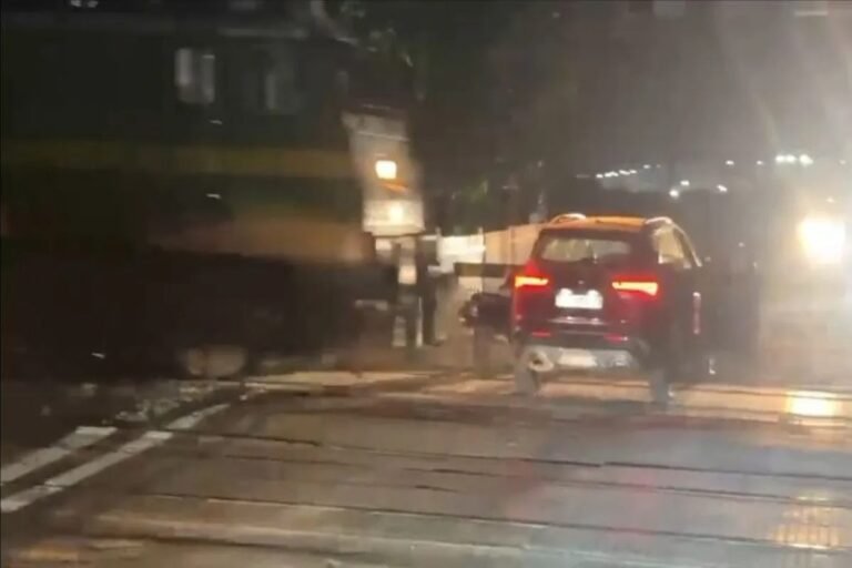 रतलाम में ट्रेन और कार की जोरदार टक्कर के दौरान बंद फाटक के बीच फंसी कार