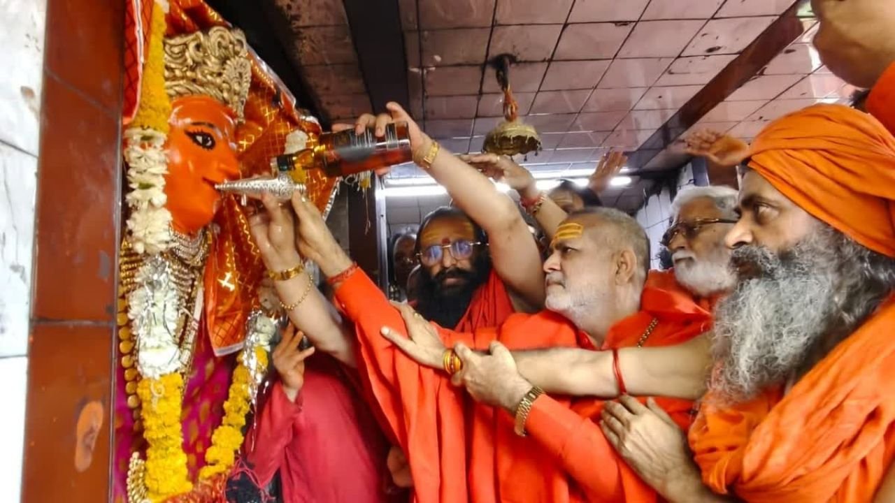 महाअष्टमी पर उज्जैन नगर पूजा में कलेक्टर द्वारा माता को मदिरा का भोग लगाते हुए