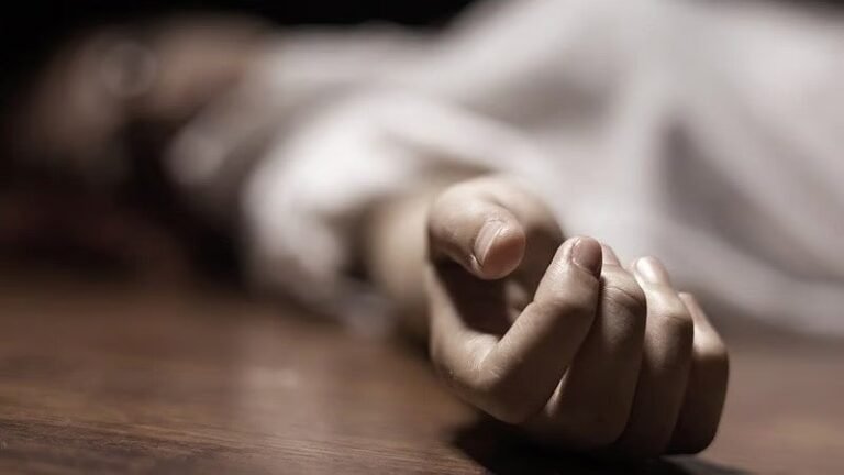 इंदौर में अज्ञात वाहन की टक्कर से पिता की मौत, बेटा घायल